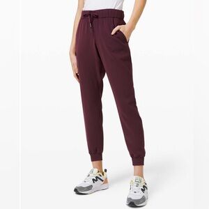 Lululemon On the Fly Jogger  Burgundy Woman’s Sz 6